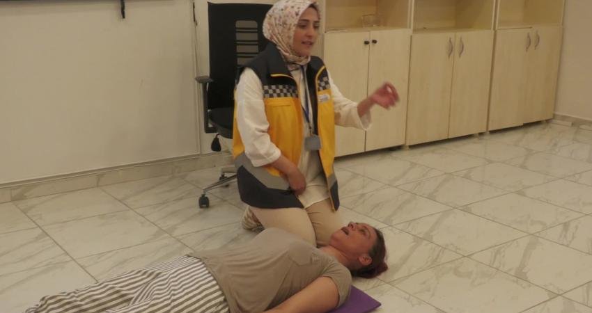 Esenyurt Belediyesi'nin Temel İlk Yardım Eğitimi kursunu başarıyla tamamlayan kursiyerler,