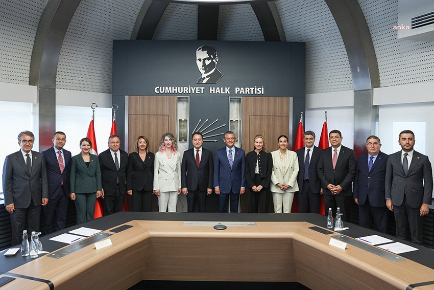 ozgur-ozel-ile-ali-babacan-gorustu-ozel-hayvan-haklari-yasasinda-chp-grubu-en-ust-duzey-kirmizi-alarmdadir