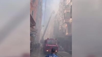 Beyoğlu’nda Galata Kulesi yakınındaki bir apart otelin çatı katında yangın