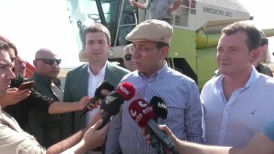 İstanbul Büyükşehir Belediye Başkanı Ekrem İmamoğlu, Silivri’de çiftçilerle birlikte buğday