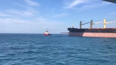 Makine arızası nedeniyle İstanbul Boğazı Umuryeri önlerine sürüklenen gemi, kurtarma