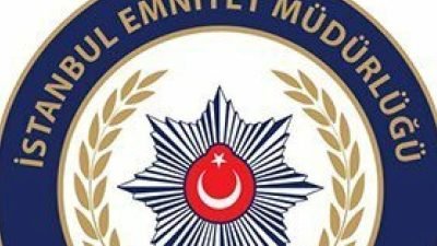 İstanbul Maslak'ta bir site önünde oturan yabancı uyruklu kişileri bozkurt