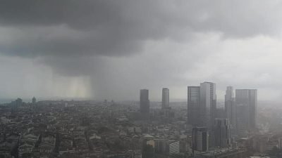 Dün akşam saatlerinde başlayan gök gürültülü sağanak yağış, İstanbul'da aralıklarla