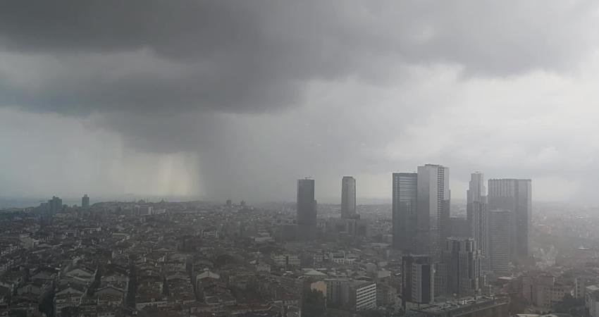 Dün akşam saatlerinde başlayan gök gürültülü sağanak yağış, İstanbul'da aralıklarla