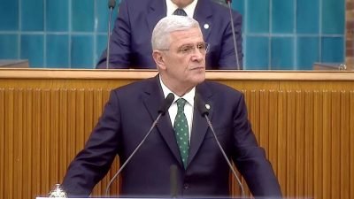İYİ Parti Genel Başkanı Müsavat Dervişoğlu, Kayseri'de bir Suriyelinin küçük