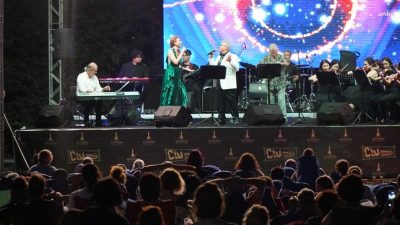 İzmir Büyükşehir Belediyesi’nin düzenlediği Çim Konserleri başladı. Tarihi Havagazı Fabrikası’nda