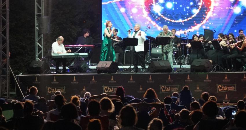İzmir Büyükşehir Belediyesi’nin düzenlediği Çim Konserleri başladı. Tarihi Havagazı Fabrikası’nda