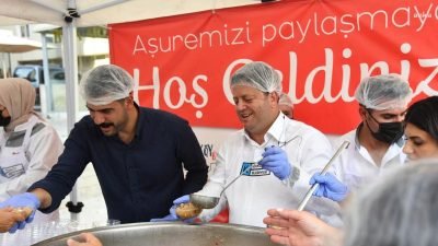 Kadıköy Belediyesi, Muharrem ayı dolayısıyla aşure ikramına devam ediyor. Başkan