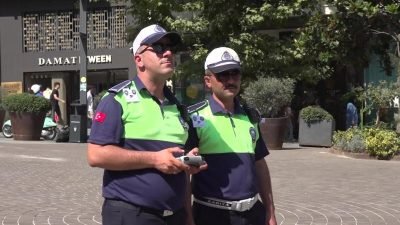 Şişli Belediyesi zabıta trafik ekipleri, ilçenin en işlek caddelerinde kaldırımlara