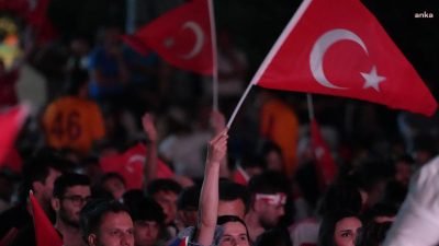 Kartallılar, milli maç heyecanına, Kartal Belediyesi'nin ilçe meydanına kurduğu dev