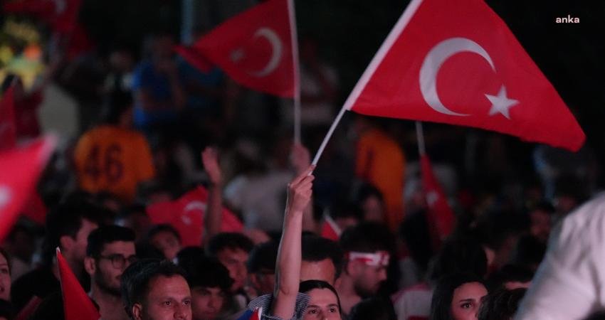 Kartallılar, milli maç heyecanına, Kartal Belediyesi'nin ilçe meydanına kurduğu dev