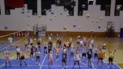 Kuşadası Belediye Spor bünyesinde, çocukların yaz dönemini verimli bir şekilde geçirmelerini sağlamak için açılan