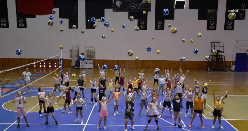 Kuşadası Belediye Spor bünyesinde, çocukların yaz dönemini verimli bir şekilde geçirmelerini sağlamak için açılan
