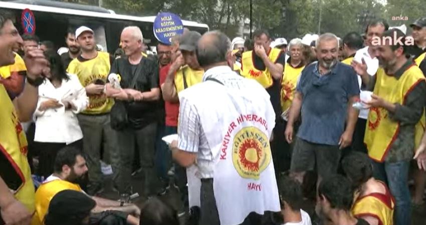 TBMM'ye yürümelerine izin verilmeyen Eğitim Sen üyeleri, yoğun yağmurun altında