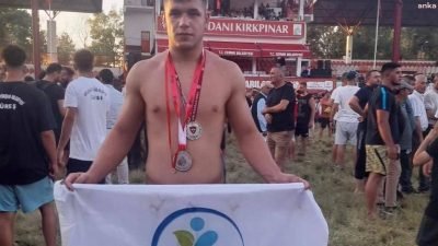 Merkezefendi Belediyesi Güreş Eğitim Merkezi sporcusu Deste Küçük Boy Pehlivanı