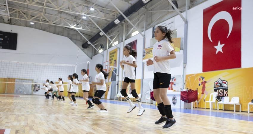 Yüzmeden futbola, basketboldan voleybola, birçok branşta her yaştan yurttaşı sporla