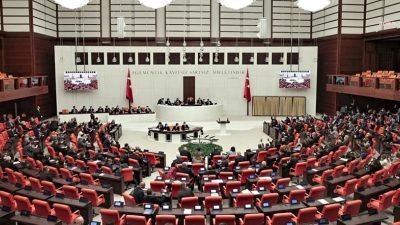 Öğretmenlik Meslek Kanunu'nun TBMM Genel Kurulu'nda görüşmelerinde başladı. Muhalefet partileri