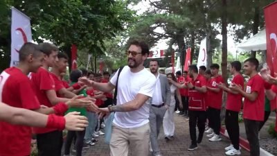 Her yıl farklı kategorilerde düzenlediği tematik gençlik kamplarıyla öğrencileri bir