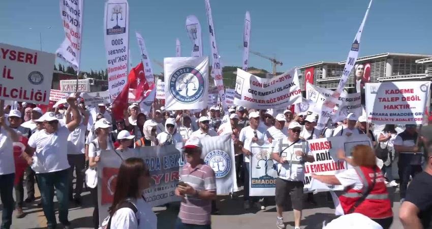 Kocaeli’nin Gebze ilçesinde CHP’nin düzenlediği “Geçinemiyoruz” mitingine katılan sendika, dernek