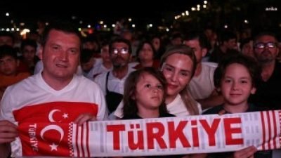 Silivri Belediye Başkanı Bora Balcıoğlu, Silivri Sahili’nde kurulan dev ekranda