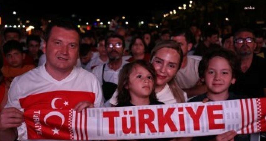 Silivri Belediye Başkanı Bora Balcıoğlu, Silivri Sahili’nde kurulan dev ekranda
