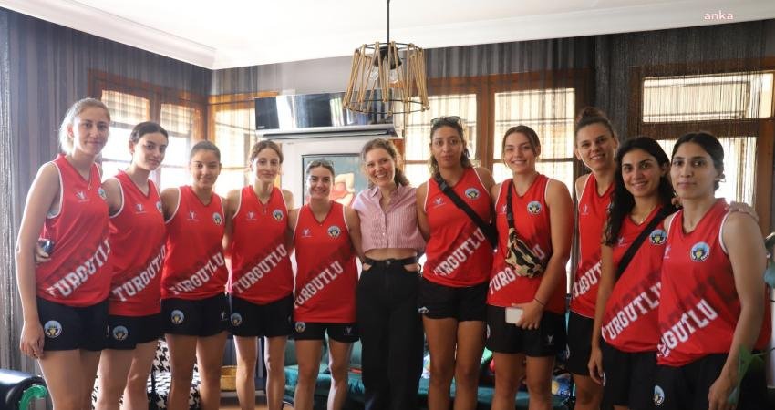 Turgutlu Belediyesi Kadın Basketbol Takımı'nın diyetisyen Ece Kurşun tarafından kontrolleri