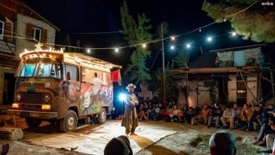 Erkan Can’ın yönetmenliğinde ve Bilal Çatalçekiç’in performansıyla “Meraklısı İçin Öylesine