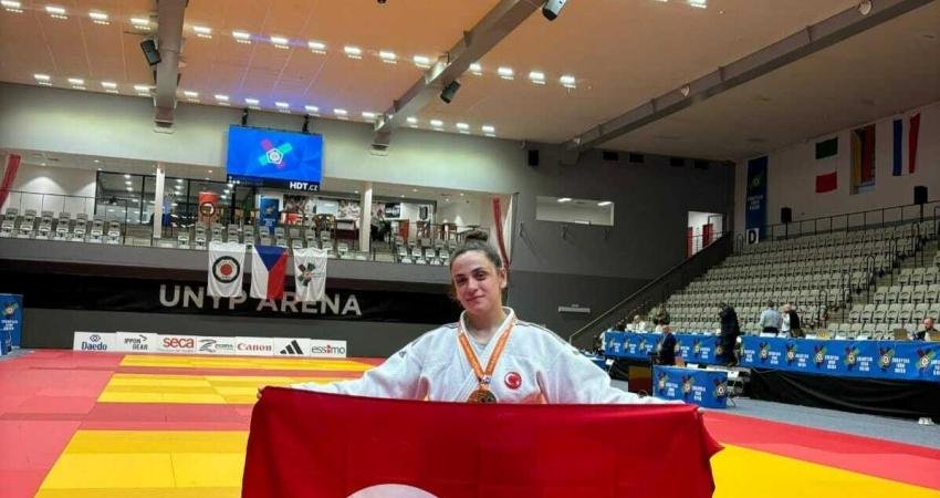 Yunusemre Belediyespor'un milli judocusu Sümeyye Kaya, Çekya'nın Prag şehrinde düzenlenen