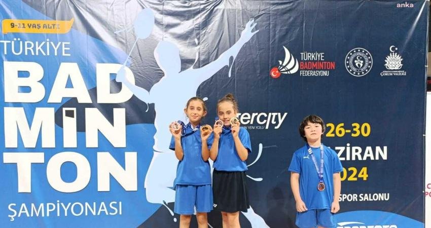 Yunusemre Belediyespor'un badmintoncuları, Çorum'da yapılan 9-11 Yaş Badminton Türkiye Şampiyonası'ndan
