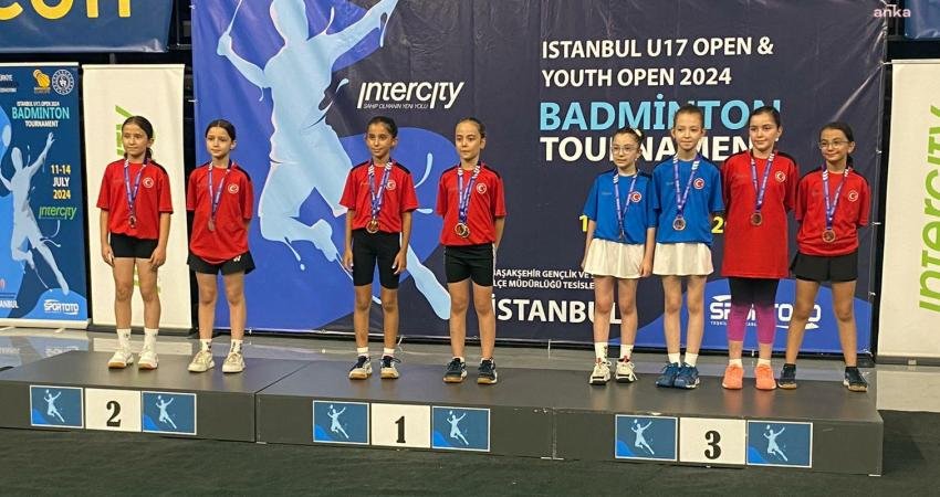 Yunusemre Belediyespor'un badmintoncuları, İstanbul'da düzenlenen Youth Open 2024 Uluslararası Badminton