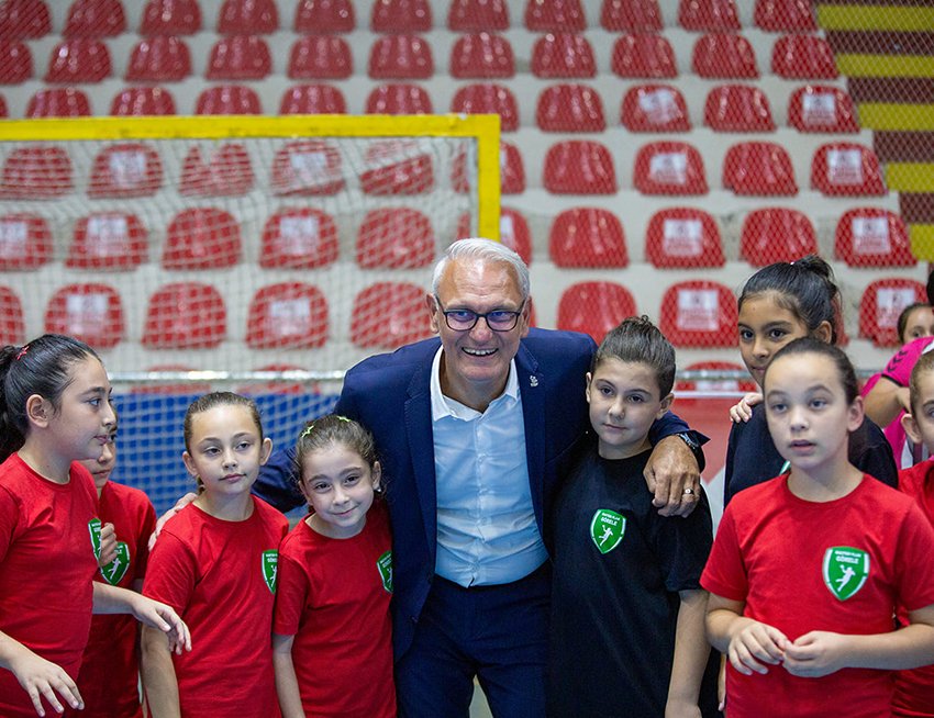 thf-baskani-ugur-kilic-mini-mini-turkiye-hentbol-sampiyonasinda-oyuncular-ile-bulustu