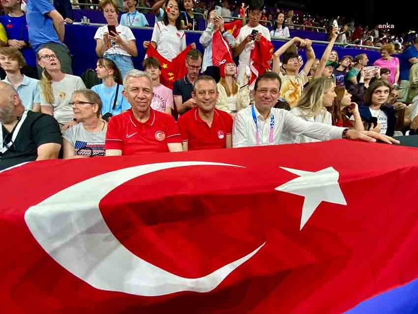 pariste-buyuk-bulusma-chp-genel-baskani-ozel-ibb-baskani-imamoglu-ve-abb-baskani-yavas-kadin-voleybol-milli-takimi-macini-birlikte-izliyor