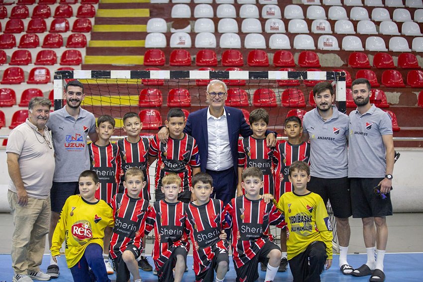 thf-baskani-ugur-kilic-mini-mini-turkiye-hentbol-sampiyonasinda-oyuncular-ile-bulustu