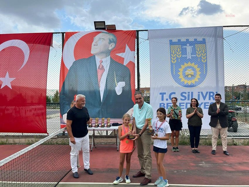 silivri-belediyesi-30-agustos-zafer-kupasi-kapsaminda-tenis-turnuvasi-duzenledi