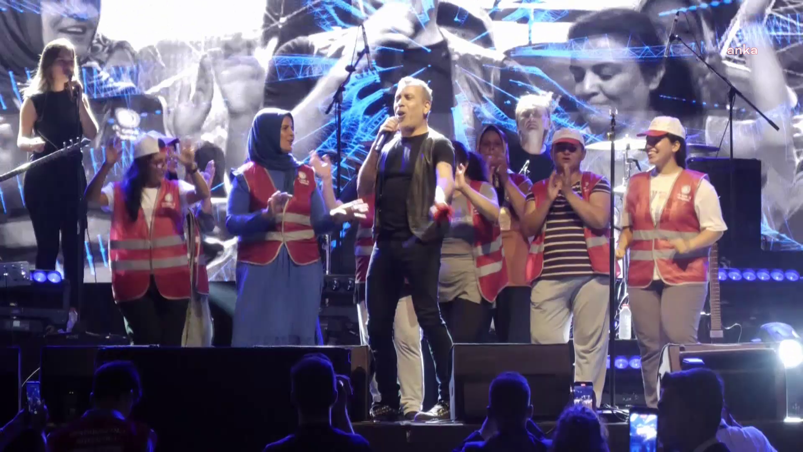 haluk-levent-sahneye-polonez-iscileriyle-cikti