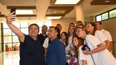 Manavgat Belediye Başkanı Niyazi Nefi Kara, Belediyespor Kadın Voleybol Takımı’nın