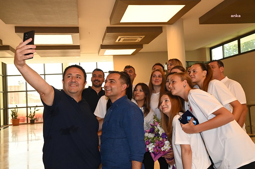 Manavgat Belediye Başkanı Niyazi Nefi Kara, Belediyespor Kadın Voleybol Takımı’nın