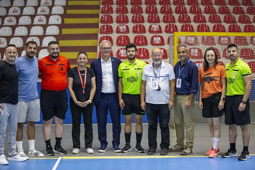 thf-baskani-ugur-kilic-mini-mini-turkiye-hentbol-sampiyonasinda-oyuncular-ile-bulustu