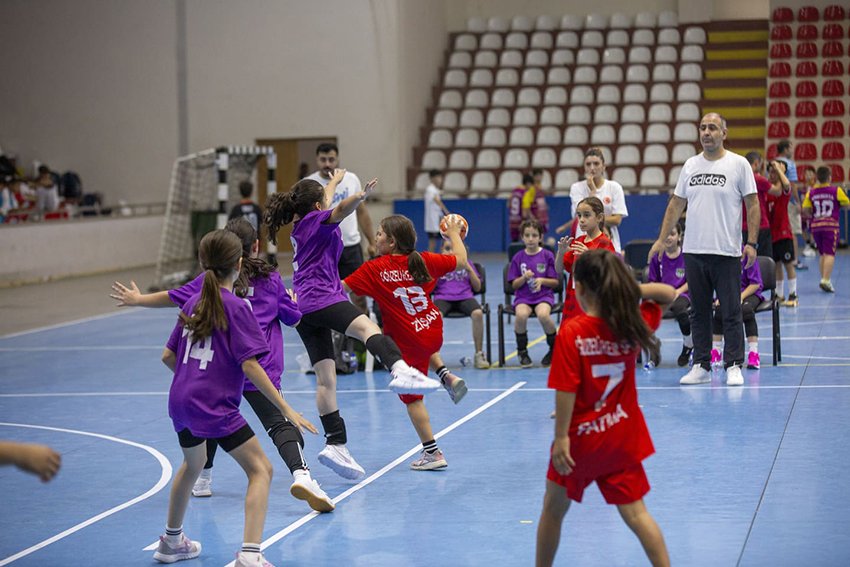 thf-baskani-ugur-kilic-mini-mini-turkiye-hentbol-sampiyonasinda-oyuncular-ile-bulustu