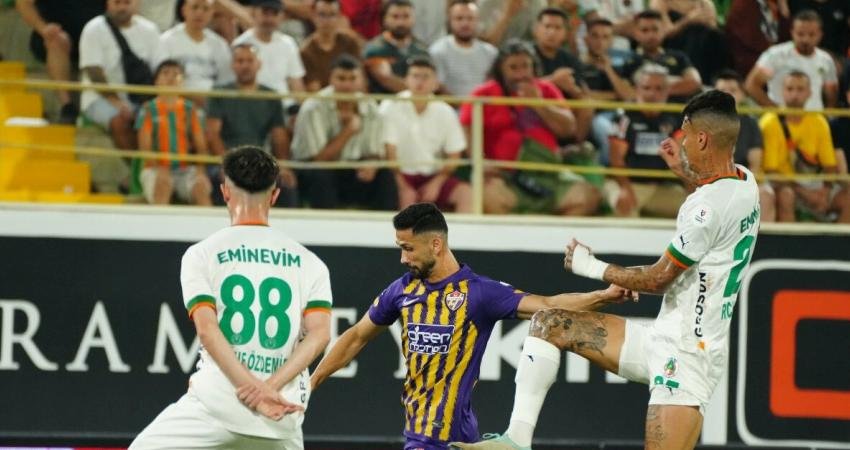 Trendyol Süper Lig'in ilk haftasında Corendon Alanyaspor sahasında  İkas