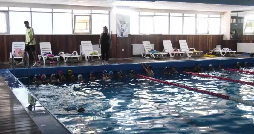 Ankara Büyükşehir Belediyesi Yaz Okulları'nda Başkentli çocuklar yüzme ile tanışıyor.