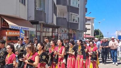 20’nci Hopa Kültür Sanat ve Deniz Festivali, festival yürüyüşüyle başladı.