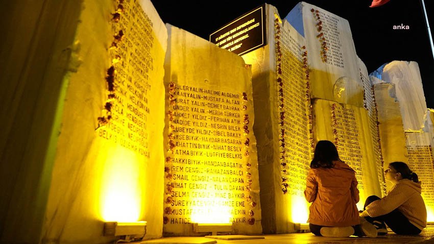 17 Ağustos Gölcük Depremi'nde can verenler, depremin olduğu saat 03.02'de