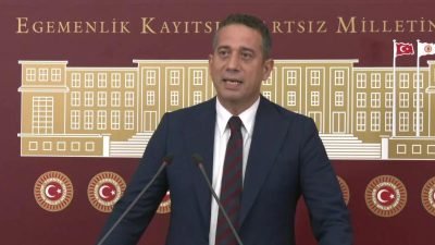 CHP Grup Başkanvekili Ali Mahir Başarır, İzmir'de sokak röportajı sırasında