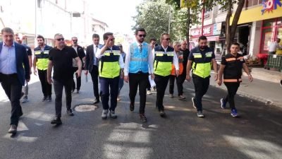 Esenyurt Belediye Başkanı Ahmet Özer, Ünverdi Caddesi'nde devam eden asfaltlama
