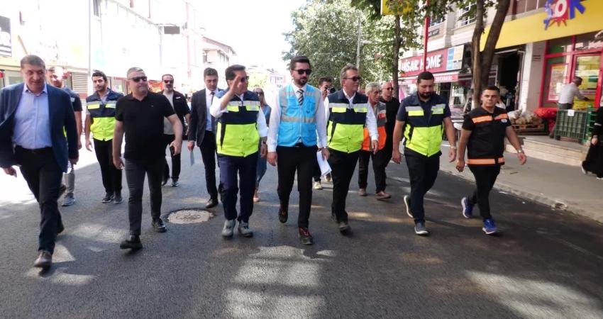 Esenyurt Belediye Başkanı Ahmet Özer, Ünverdi Caddesi'nde devam eden asfaltlama