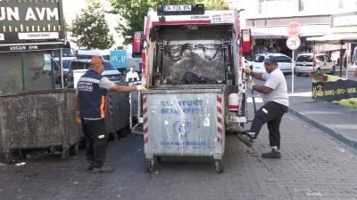 Esenyurt Belediyesi ekipleri, ilçe genelindeki meydanları mobil temizlik araçlarıyla yıkayarak,