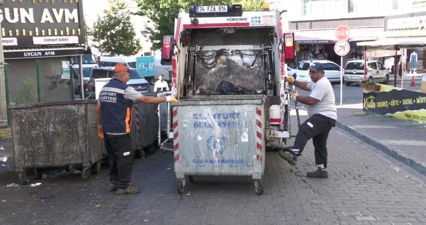 Esenyurt Belediyesi ekipleri, ilçe genelindeki meydanları mobil temizlik araçlarıyla yıkayarak,