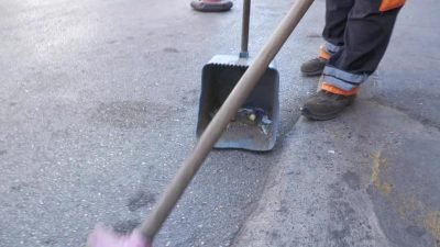 Esenyurt Belediyesi ekipleri temizlik seferberliği kapsamında çöp konteynerlerini yıkayıp ilaçlayarak