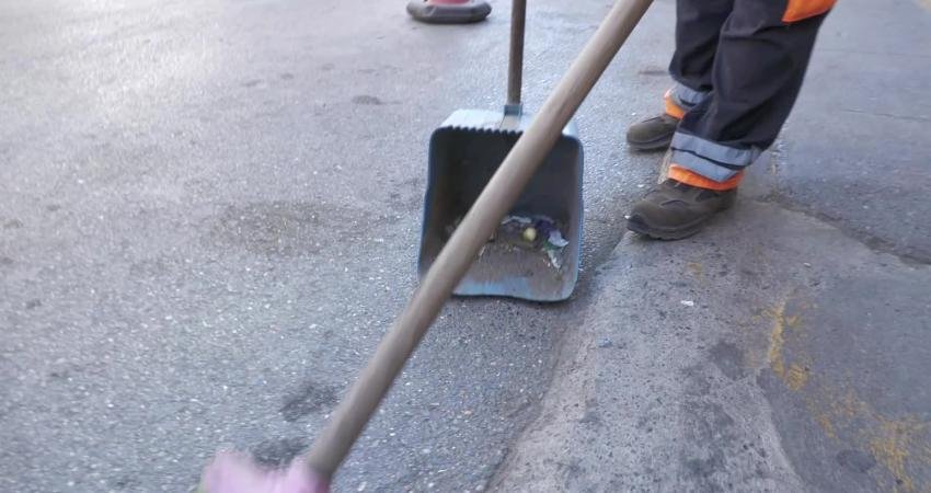 Esenyurt Belediyesi ekipleri temizlik seferberliği kapsamında çöp konteynerlerini yıkayıp ilaçlayarak